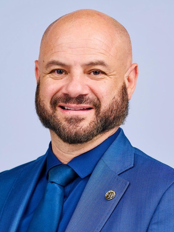 Dr. Manuel Fernandez